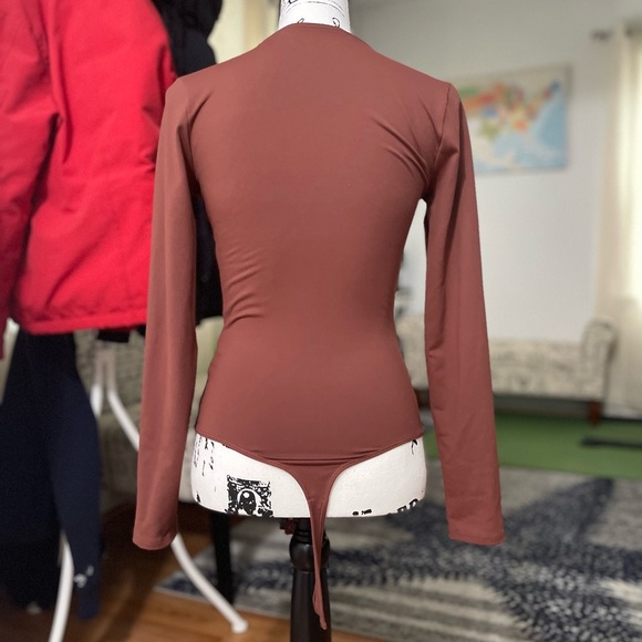 Like New Women’s Small Abercrombie & Fitch Seamless Ribbed Cutout Bodysuit Wine - Picture 5 of 12